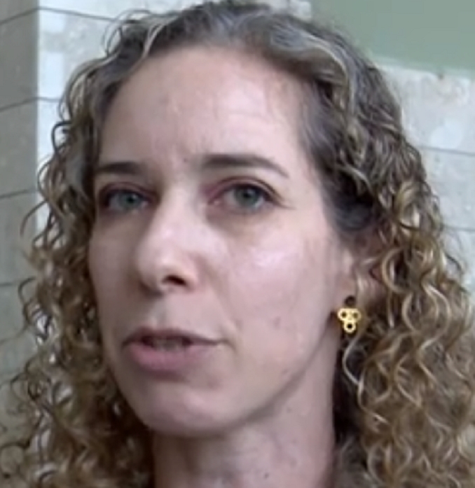 שירי רום פרקליטה מושחתת תופרת תיקים בלי למצמץ בזדוניותה הערפדית