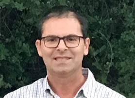 אסף רוזנברג ניהל רומן בעבודה ולאחר שנתפס הפך מבקר קולני של החונטה