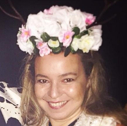 קארן רינגל טפר עובדת אצל רני רהב במחלקת השחרת ביבי